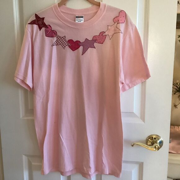 NWOT. Jerseys Brand Women’s Size M S/S Pink Tee with Stars & Hearts - Picture 1 of 10
